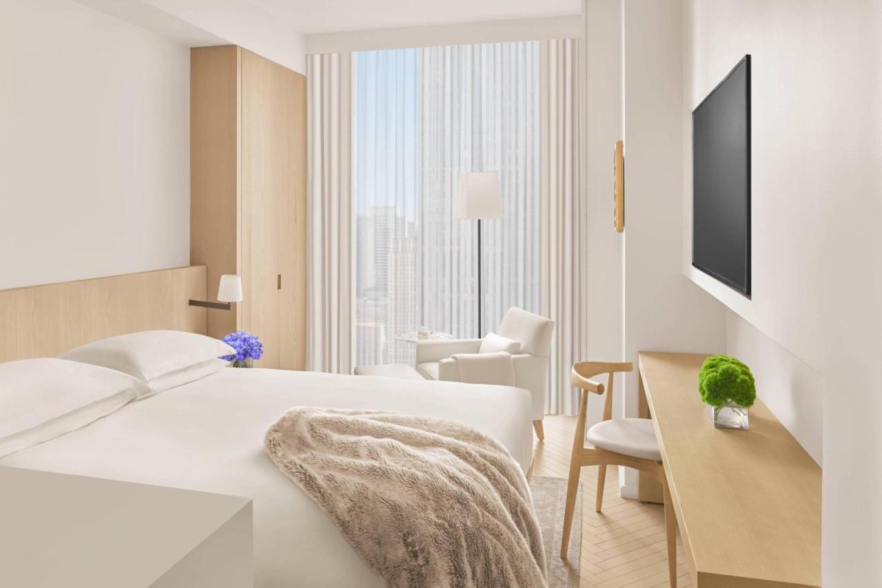 The Times Square Edition Нью-Йорк Екстер'єр фото A bedroom at the hotel