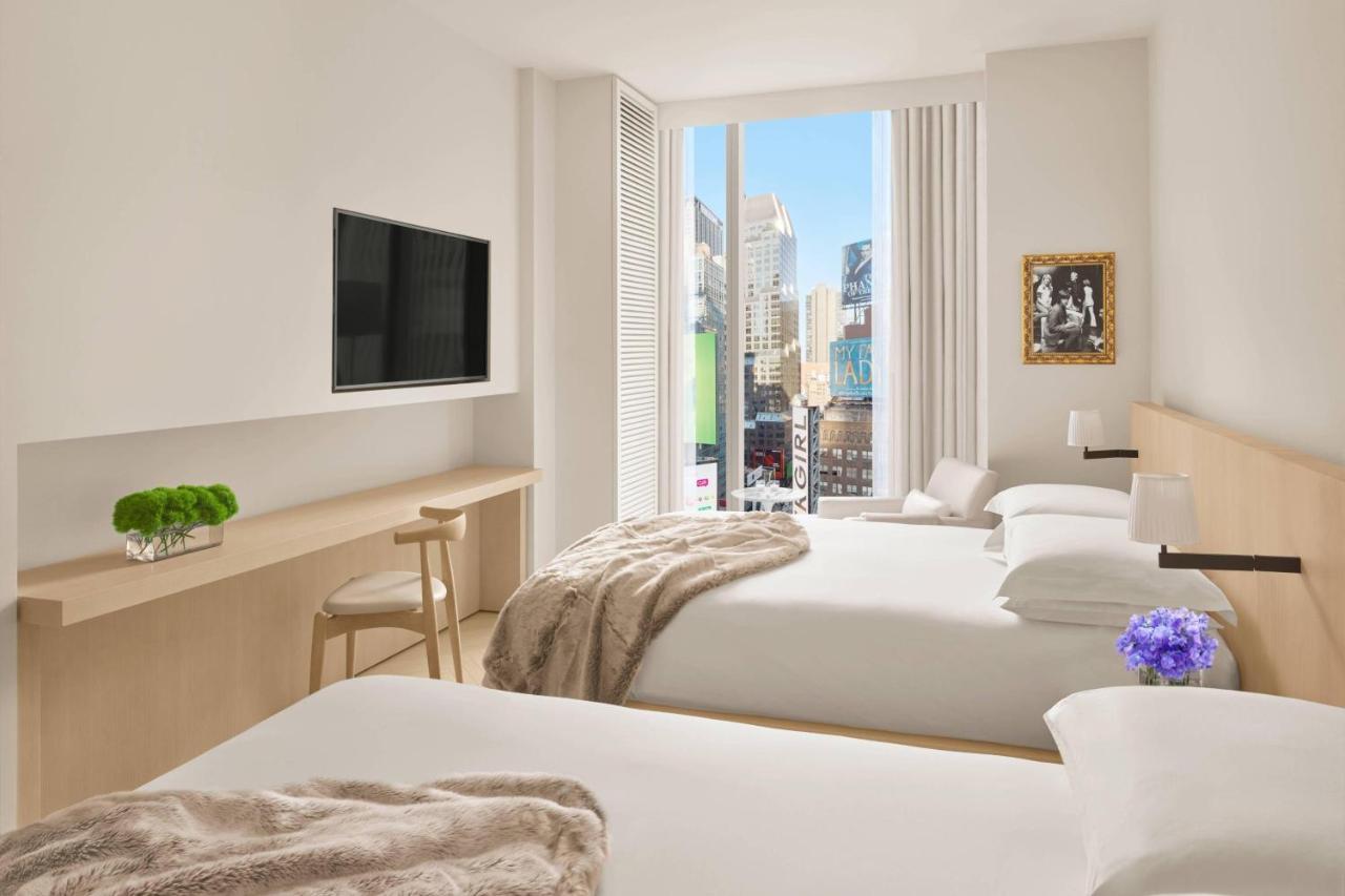 The Times Square Edition Нью-Йорк Екстер'єр фото A guest room