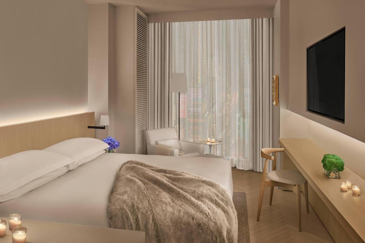 The Times Square Edition Нью-Йорк Екстер'єр фото A room at the hotel