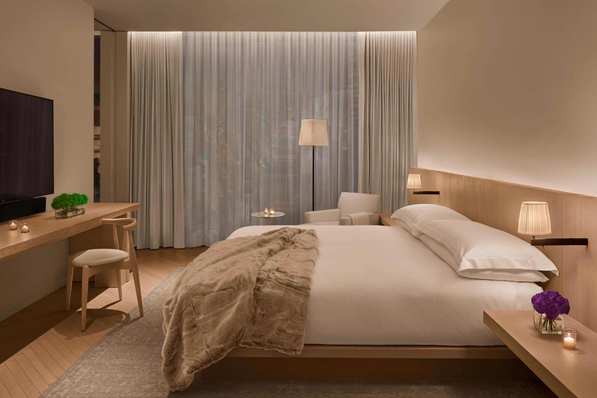 The Times Square Edition Нью-Йорк Екстер'єр фото A bedroom at The Edition
