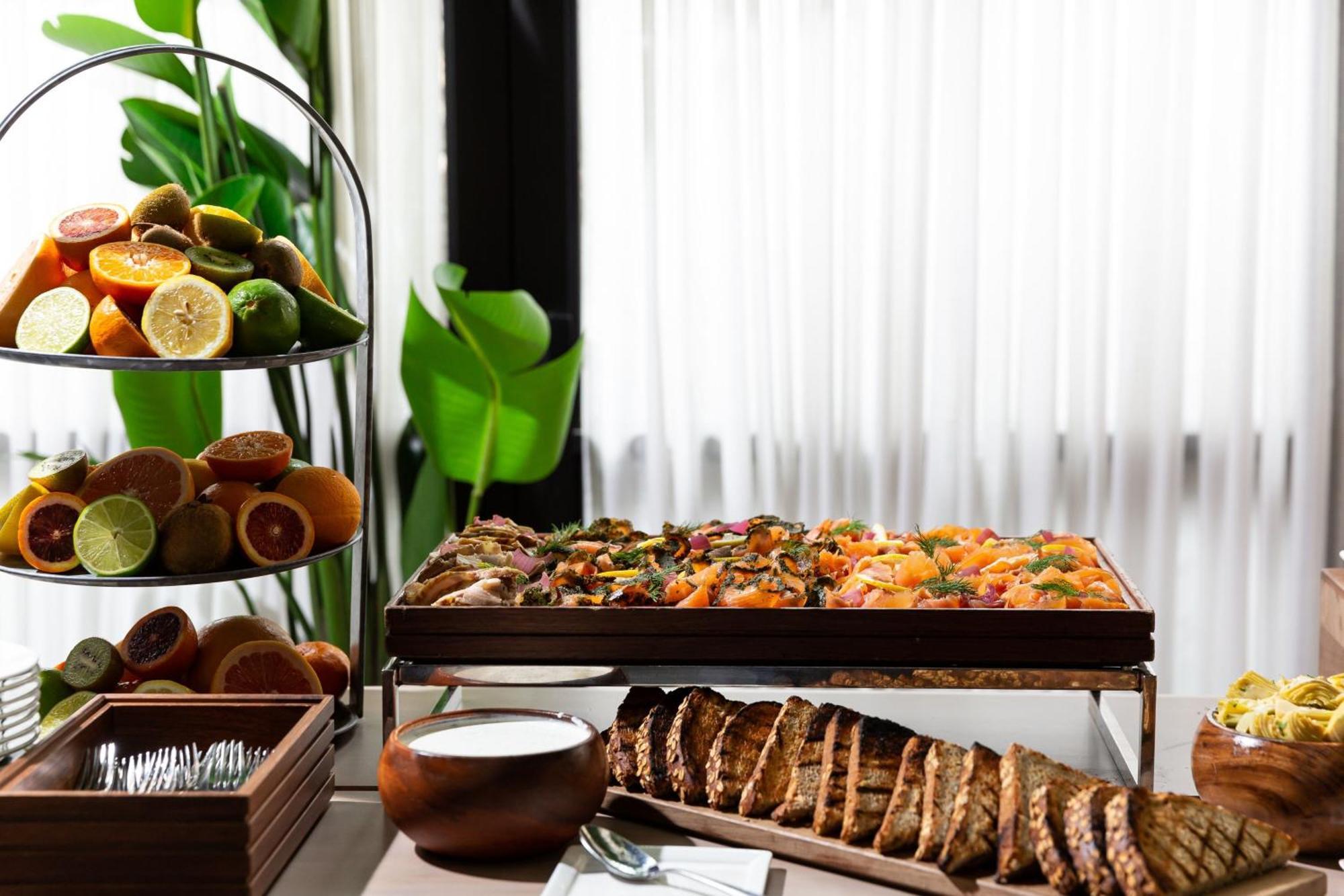 The Times Square Edition Нью-Йорк Екстер'єр фото A buffet at a hotel